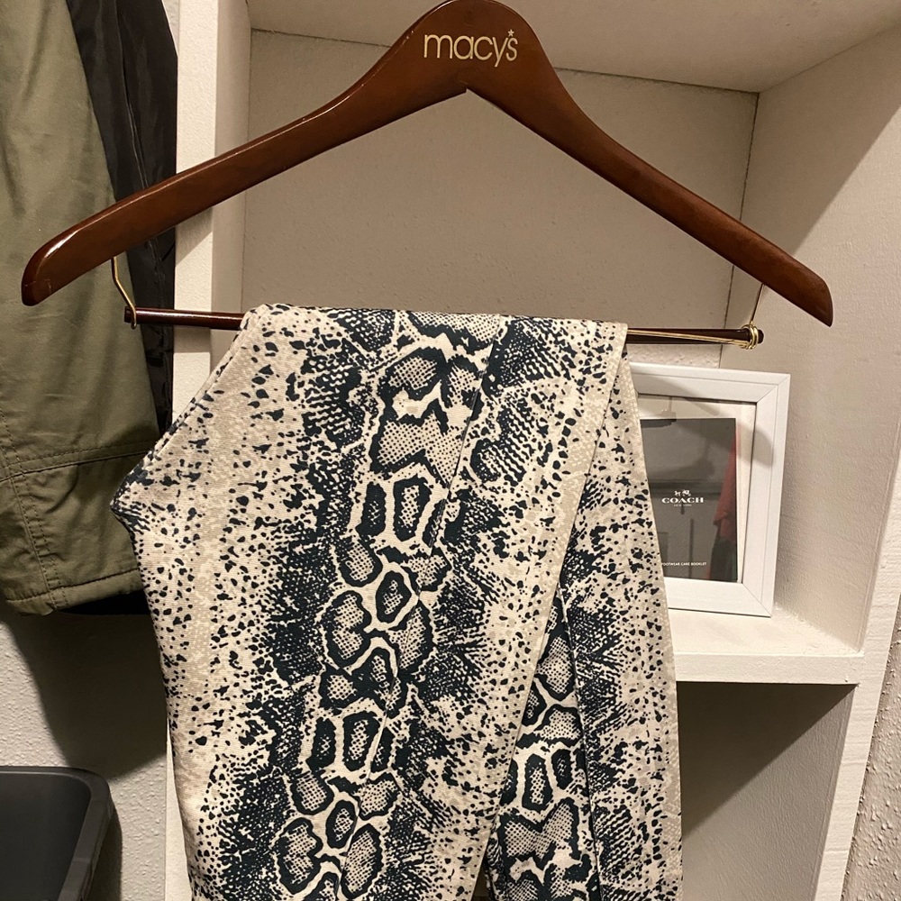 Snake print leggings